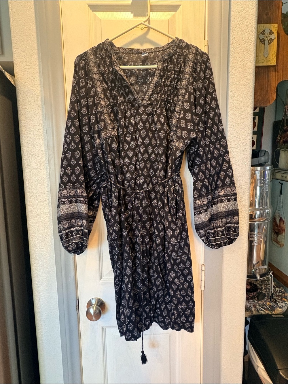 Old Navy Black Printed Long-Sleeve V-Neck Dress